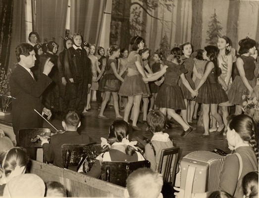 О. Меремкулов дирижирует премьерой своей детской оперы «Стрекоза и муравей» на школьной сцене. (Горький, 1963 г.)